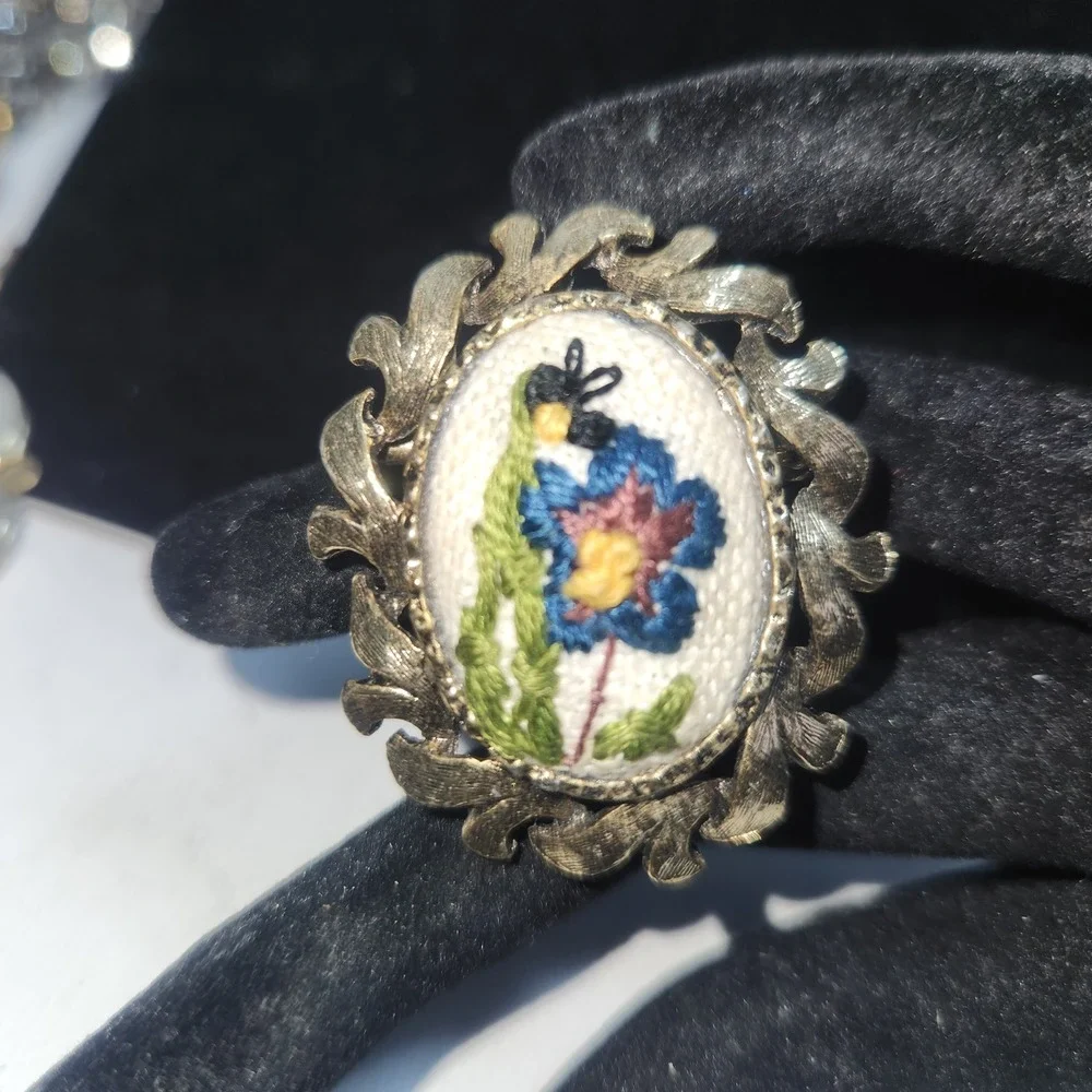 Vintage‎ Petit Point Embroidered Floral Oval Brooch Pin Blue Flower